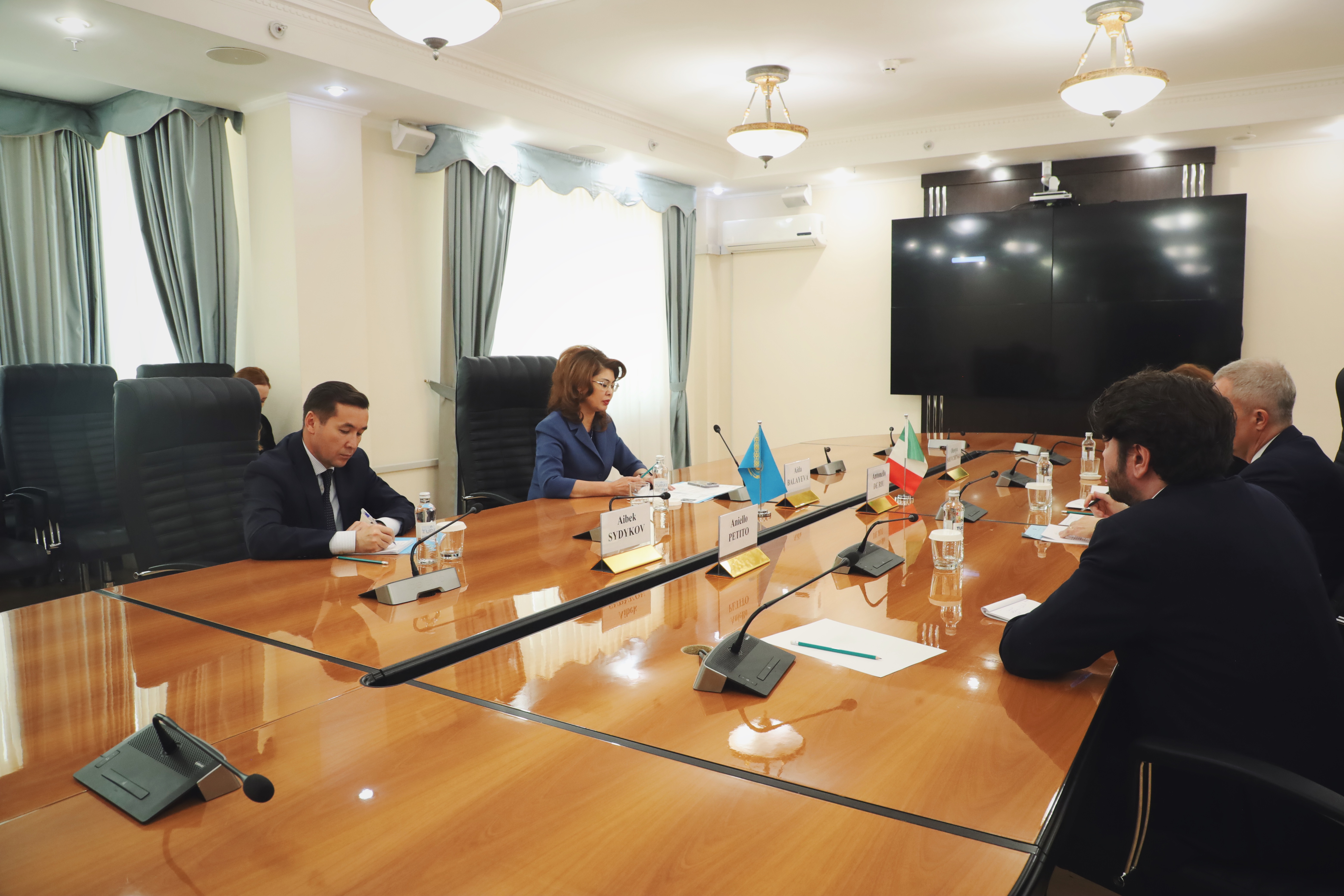 Аида Балаева Италияның Қазақстандағы Төтенше және Өкілетті Елшісі Антонелло Де Риумен кездесті