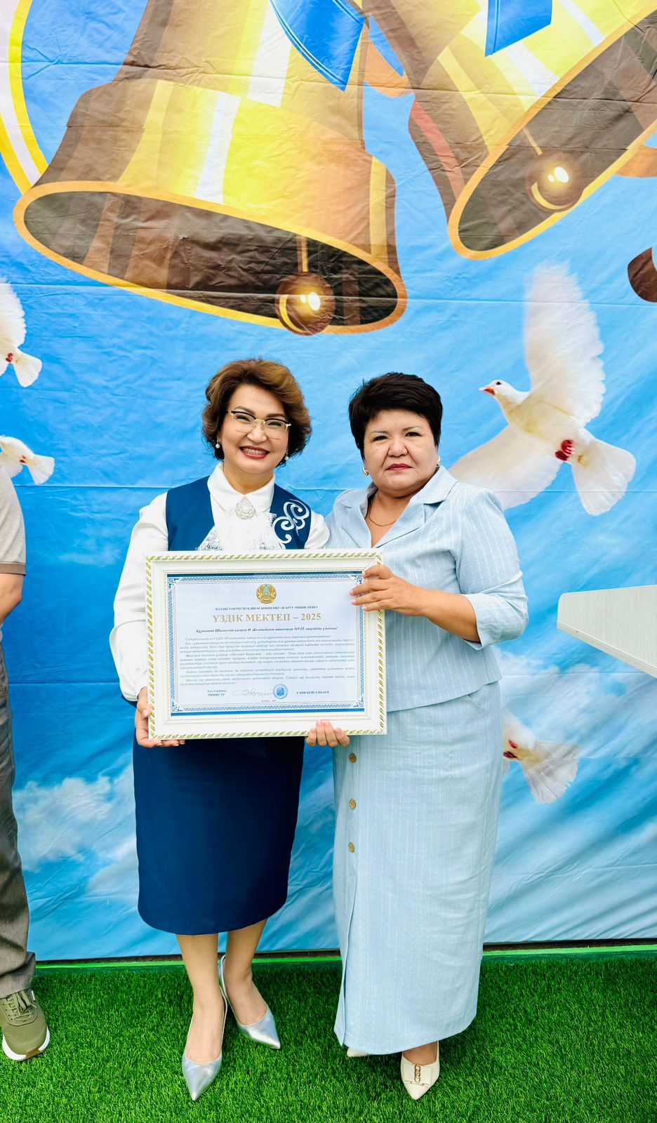 Шымкент қаласындағы Ө.Жолдасбеков атындағы №9 IT лицейі Қазақстан Республикасының Оқу-ағарту министрлігі тарапынан “Үздік мектеп – 2025” атағына лайық деп танылды!