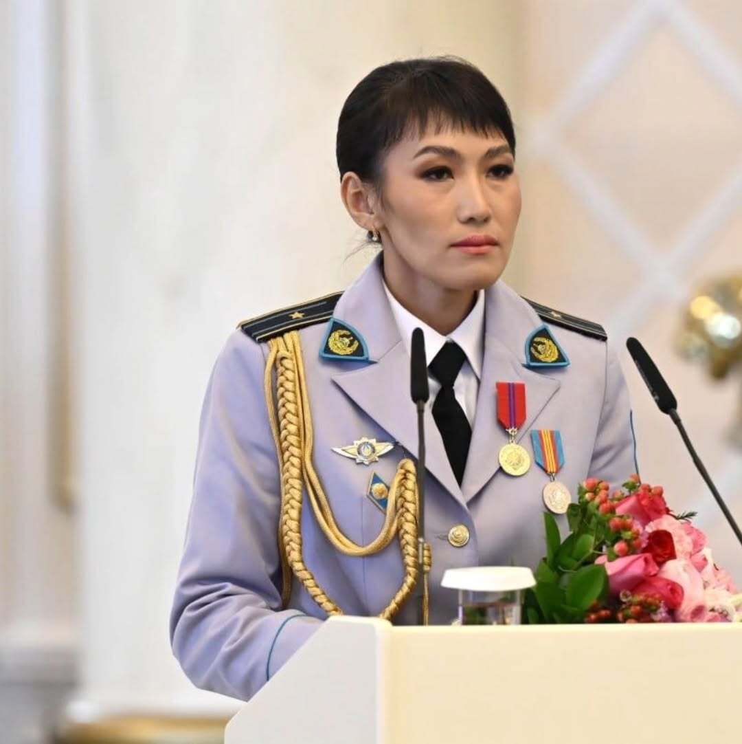 Отдельно Глава государства остановился на деятельности спецслужб и силовых структур, обеспечивающих стабильность в стране  – В прошлом году Комитет национальной безопасности провел более 20 специальных операций по предотвращению преступлений. Были пресечены два террористических акта. Отряды Национальной гвардии приняли активное участие в ликвидации последствий чрезвычайных ситуаций. Большая работа проводится структурами министерства внутренних дел. В прошлом году ликвидированы 64 подпольные лаборатории. Изъято 22 тысячи тонн наркотиков. Заблокировано 7,5 тысячи сайтов, рекламирующих наркотики. Пресечены попытки мошенников вывести за границу более двух миллиардов тенге. За последние три года выявлено около 8 тысяч единиц оружия и боеприпасов. Таких примеров немало. Тысячи сотрудников специальных органов стоят на страже суверенитета государства и безопасности граждан. Наши воины всегда верны своей клятве перед Родиной, – подчеркнул Касым-Жомарт Токаев.  ✔️Как отметил Президент, сегодня некоторые государства, в том числе крупные державы, кардинально пересматривают подходы к внешней и внутренней политике. По его словам, Казахстан и прежде призывал к политическому прагматизму и соблюдению баланса между традиционными и современными ценностями.  – Всегда говорили о том, как важно утверждать Закон и Порядок. Время показывает правильность наших принципов, нашего стратегического курса. Поэтому мы и впредь будем твердо отстаивать национальные интересы и следовать своему пути, отвечающему интересам нашей страны. Мы привержены нашим общенациональным ценностям и ведем свою политику, не оглядываясь на других. Перед нами ясная цель – построение сильного и процветающего Казахстана, – заявил он.  ✔️В завершение своего выступления Касым-Жомарт Токаев пожелал офицерам успехов, а затем вручил им государственные награды.  ✔️В ходе мероприятия также выступили член команды «Сункар» министерства внутренних дел, старший лейтенант полиции Ермеккали Чукаев, капитан команды «Томирис» министерства внутренних дел, майор полиции Айнагуль Байжигитова и капитан службы государственной охраны, член команды «Сардар А» Мерлан Ултанбаев.