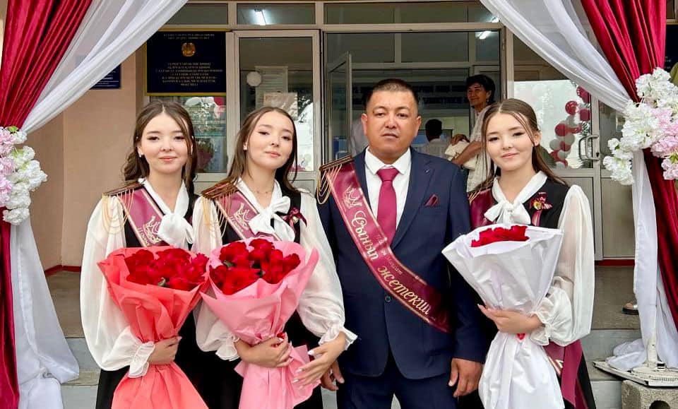 ТҮРКІСТАН: БІР МЕКТЕПТЕН ТҮЛЕП ҰШҚАН ҮШЕМ ЖАҢА ӨМІРГЕ ҚАДАМ БАСТЫ