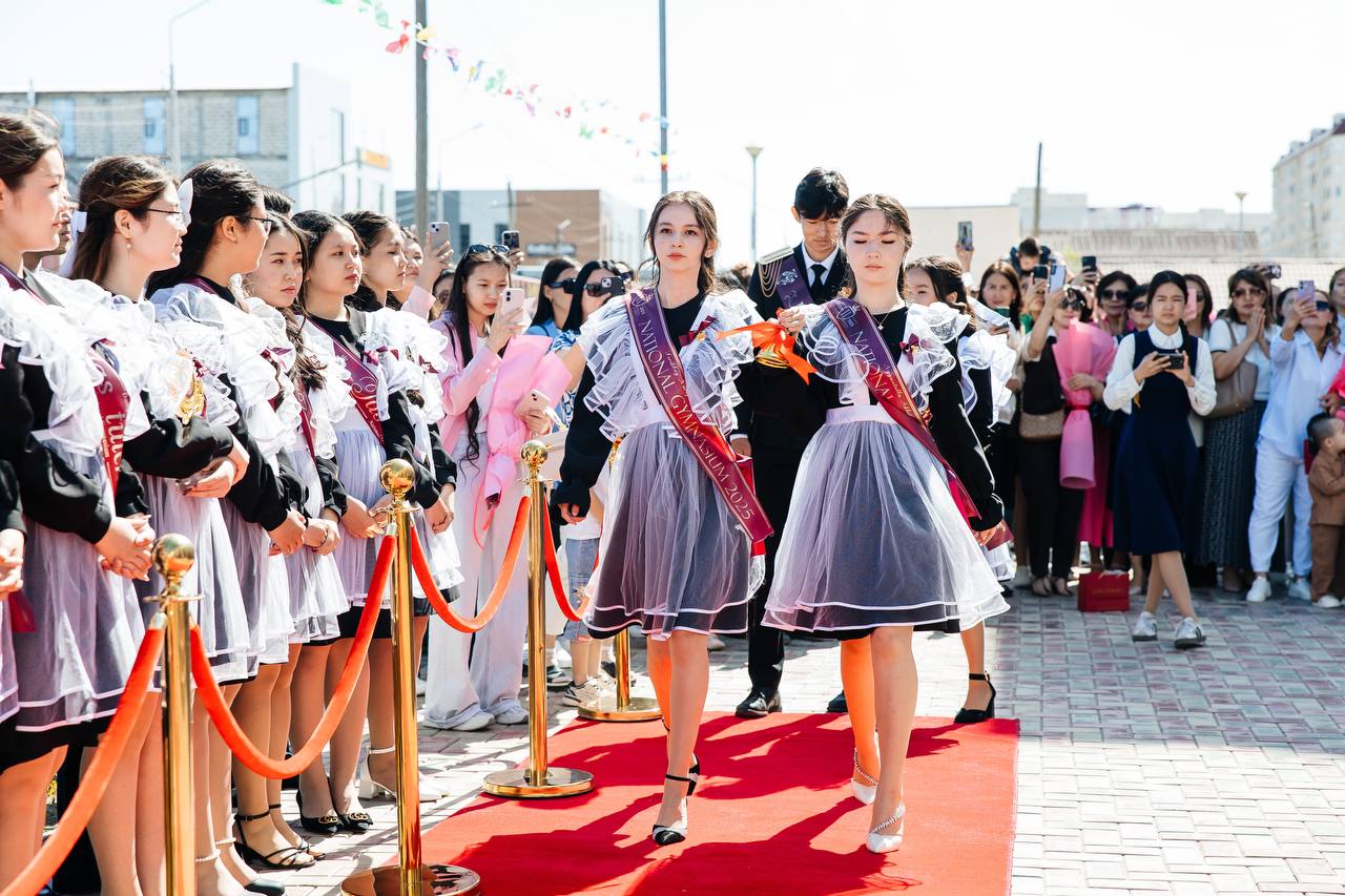 Биыл Атырау облысы бойынша 220-дан аса мектепте соңғы қоңырау соғылды