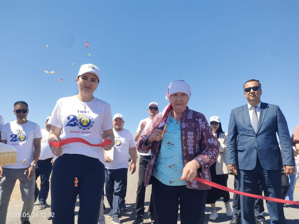 20 жылдық түлектер символикалық қақпа орнатты