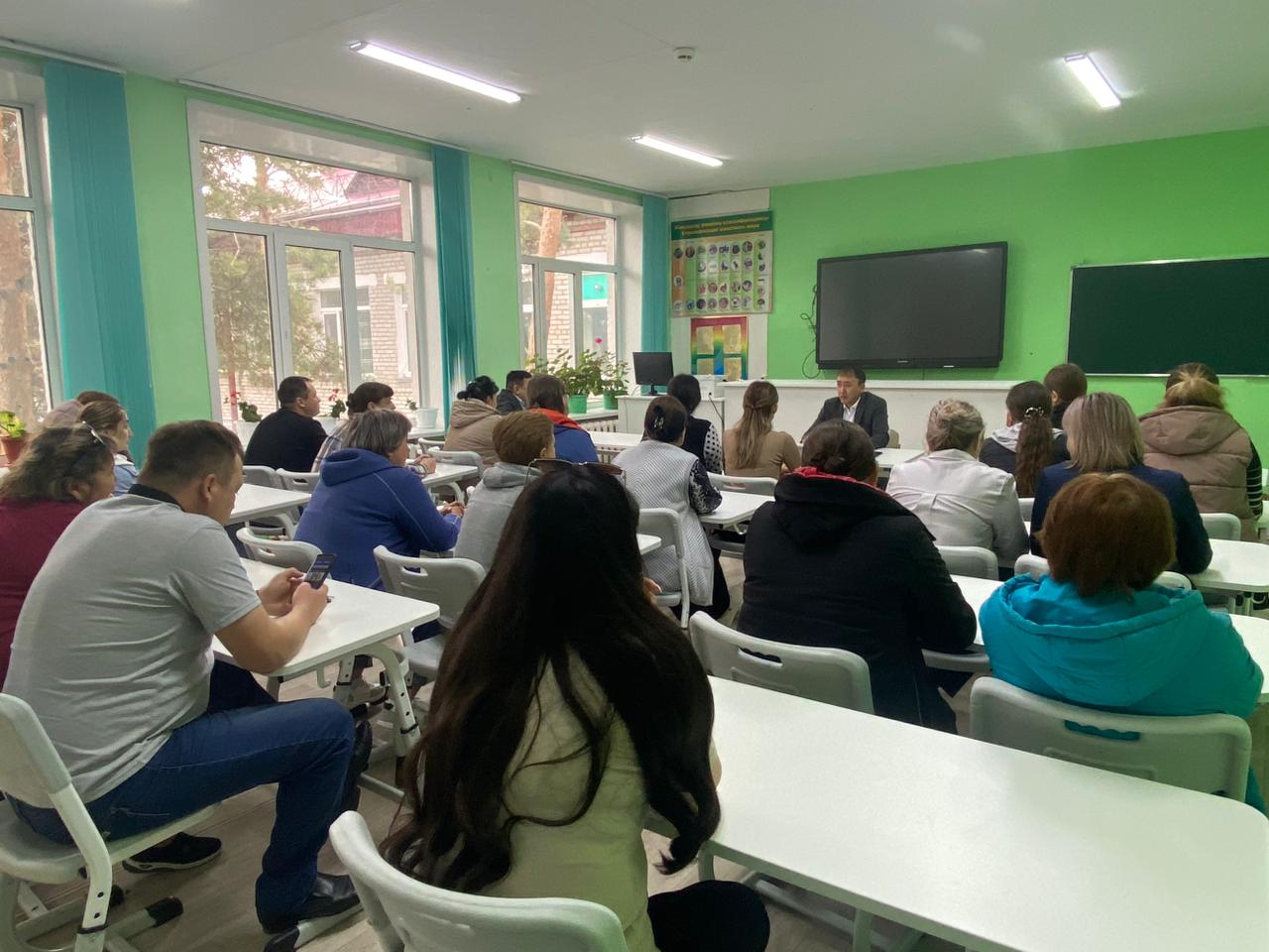 Руководитель службы управления персоналом аппарата акима Есильского района А.Байтоков встретился с молодежью Заградовского сельского округа.