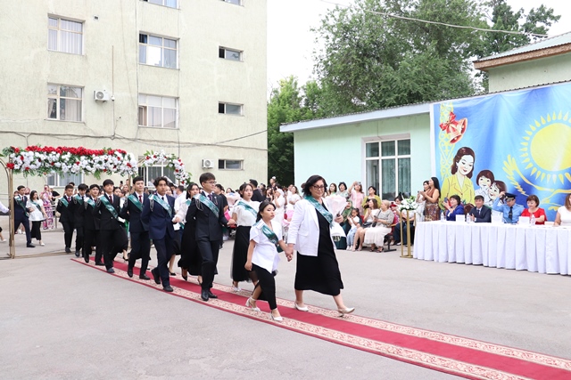 Д.И.МЕНДЕЛЕЕВ АТЫНДАҒЫ №15 МЕКТЕП-ЛИЦЕЙІНДЕ БІТІРУШІ ТҮЛЕКТЕРДІҢ МЕКТЕППЕН ҚОШТАСУ КҮНІ ӨТТІ