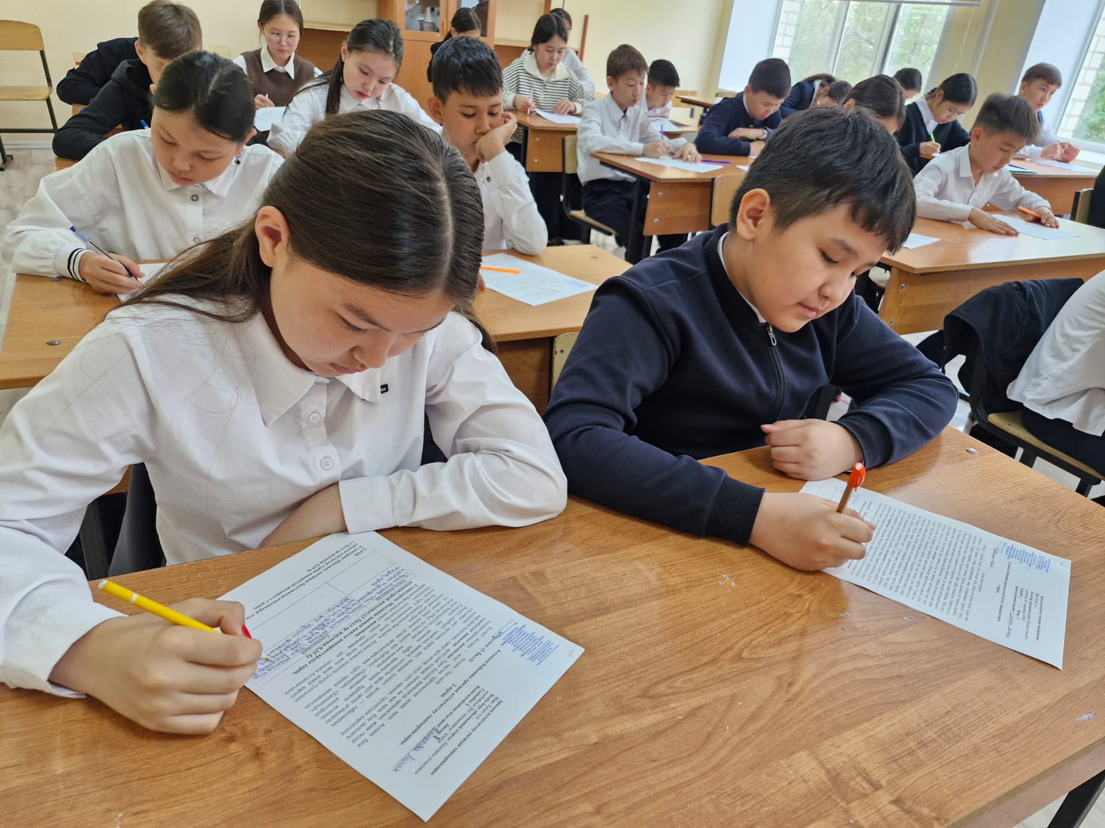 Мектептерде аралық және қорытынды емтихандар тапсыру кезеңі басталды.