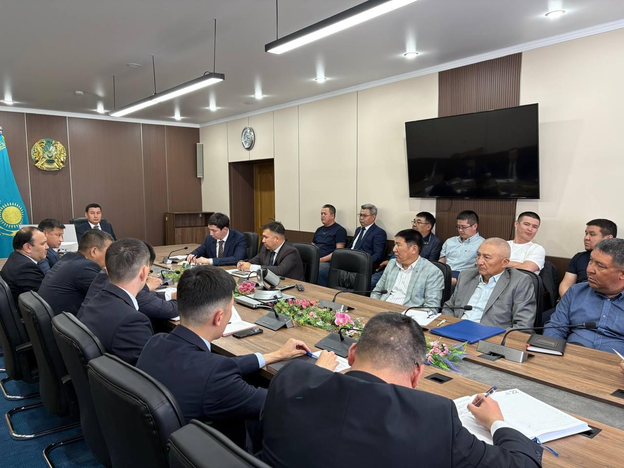 «Мәселенің нүктесін қоятын кез келді»: Ақтау әкімі қала прокурорымен бірге электр энергиясы мәселесі бойынша құрылыс компания өкілдерімен кездесті