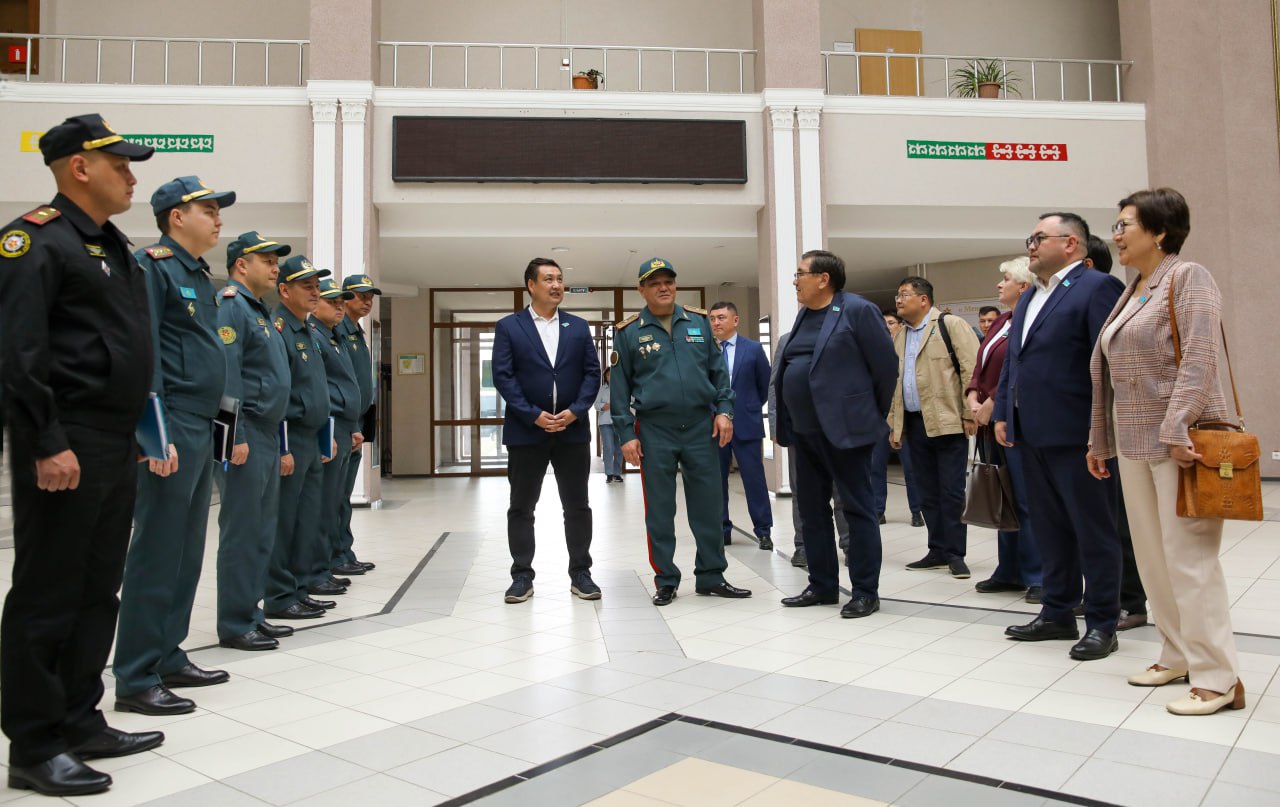 Мәжіліс депутаттары Щучинск қаласындағы әскери колледжде көшпелі отырыс өткізді