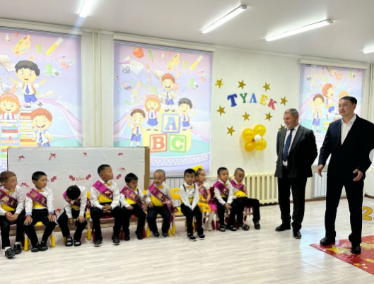 22 мамыр күні білім бөлімінің басшысы Медет Кәдірбекұлы Өндіріс орта мектебіне арнайы іссапармен барды.