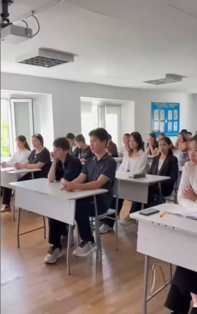 Студенттермен кездесу