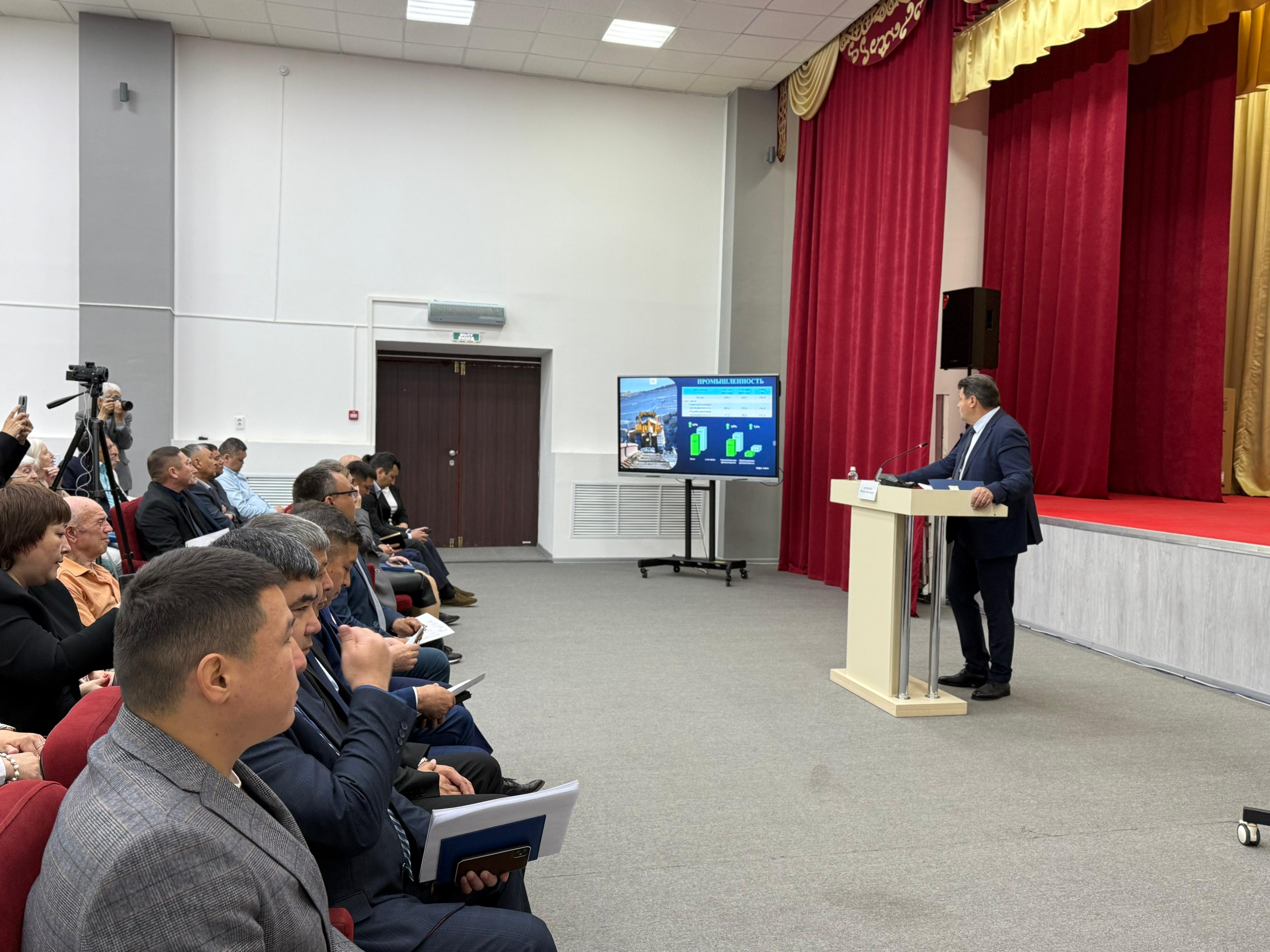 Бүгін қала әкімі В.Ионенко Рудный қаласының тұрғындарымен кездесіп, 2025 жылдың өткен кезеңіндегі әлеуметтік-экономикалық даму қорытындыларын баяндады.