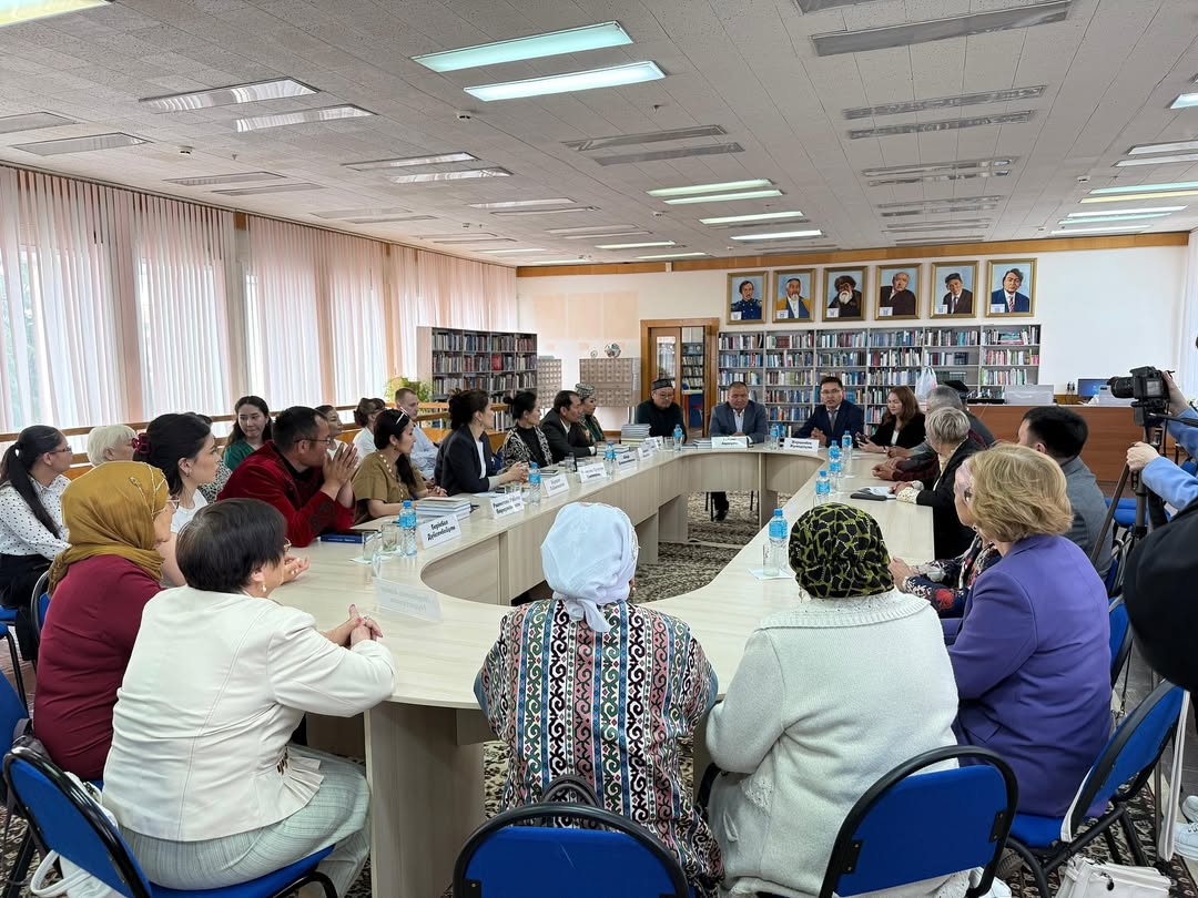 23 мамыр күні қаламыздың Орталық кітапханасында «Артық білім – кітапта» атты танымдық дөңгелек үстел өтті.