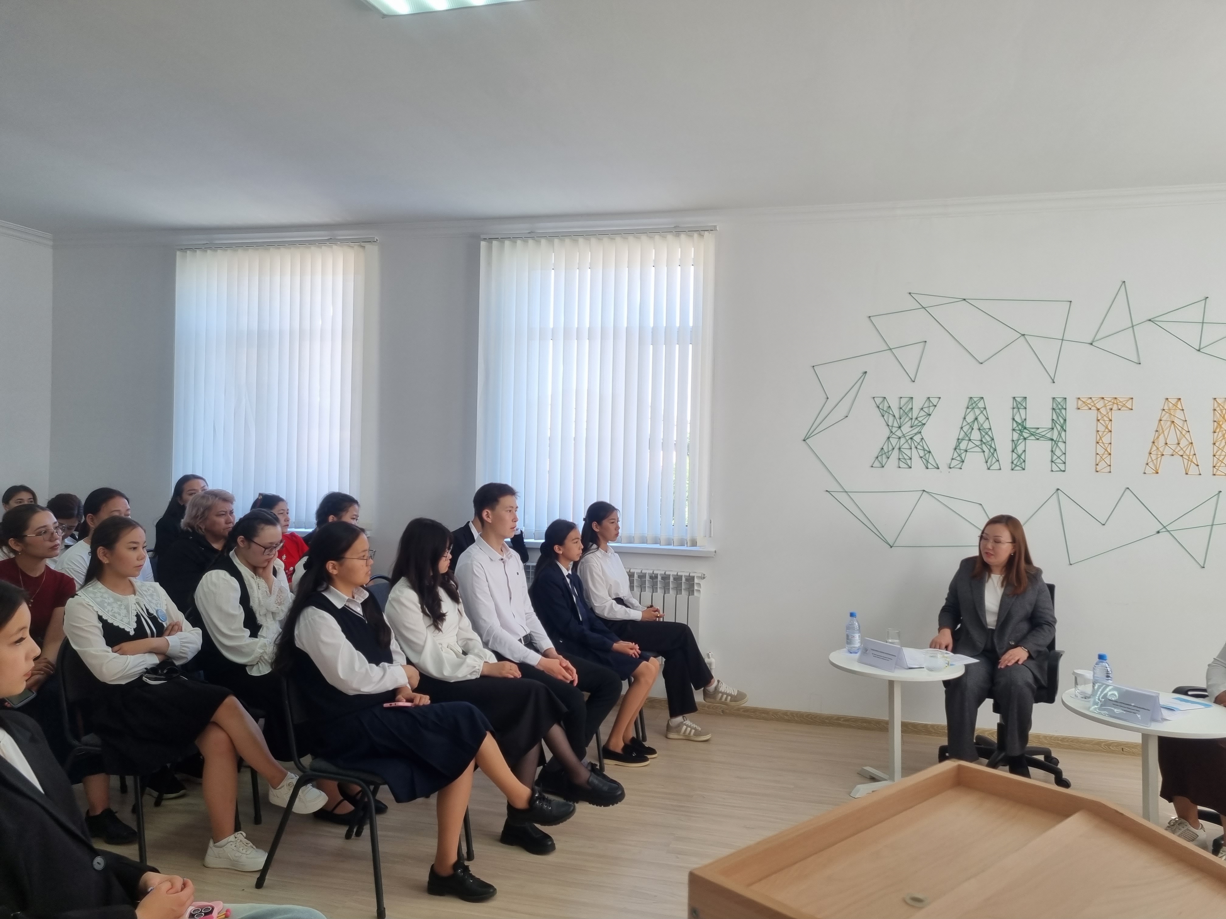 Адам құқықтары жөніндегі уәкілдің Ақтөбе облысындағы өкілі мектеп омбудсмендерімен кездесті