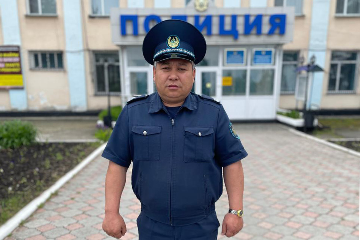 Полицейский предотвратил трагедию, заметив по камерам  мужчину с веревкой под деревьями