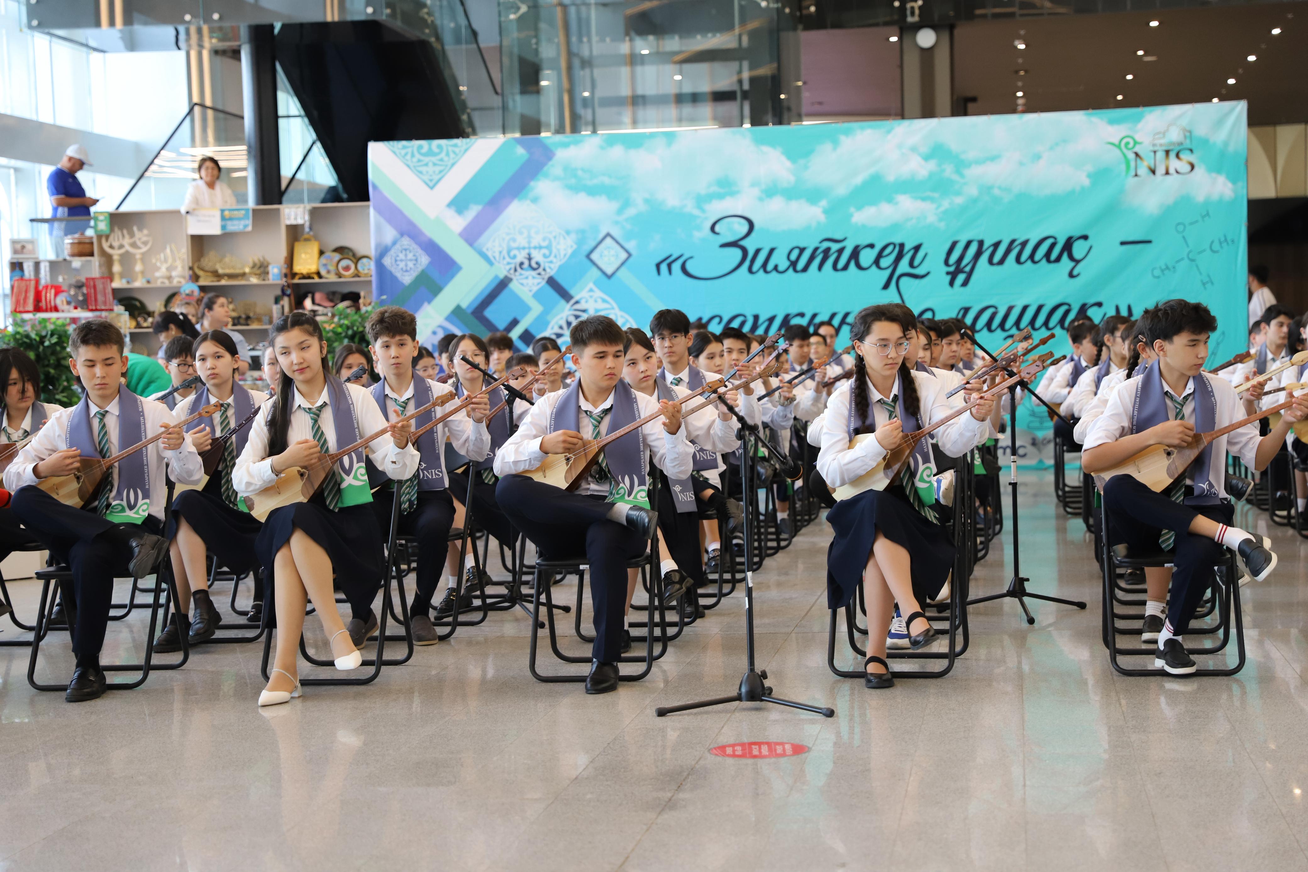 ТҮРКІСТАН: НАЗАРБАЕВ ЗИЯТКЕРЛІК МЕКТЕБІНІҢ ОҚУШЫЛАРЫ ӘУЕЖАЙ ІШІН КҮЙМЕН КӨМКЕРДІ