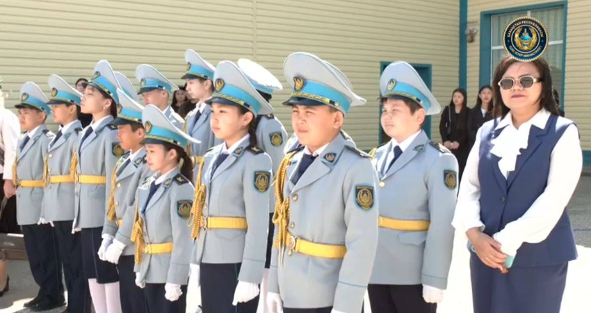Начальник полиции принял участие на торжественной линейке в школе, где учился герой-полицейский