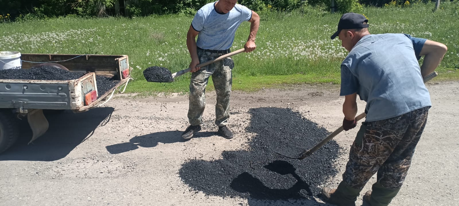 Ново-Хайрузовка ауылындағы көшелердегі шұңқырларды жөндеу