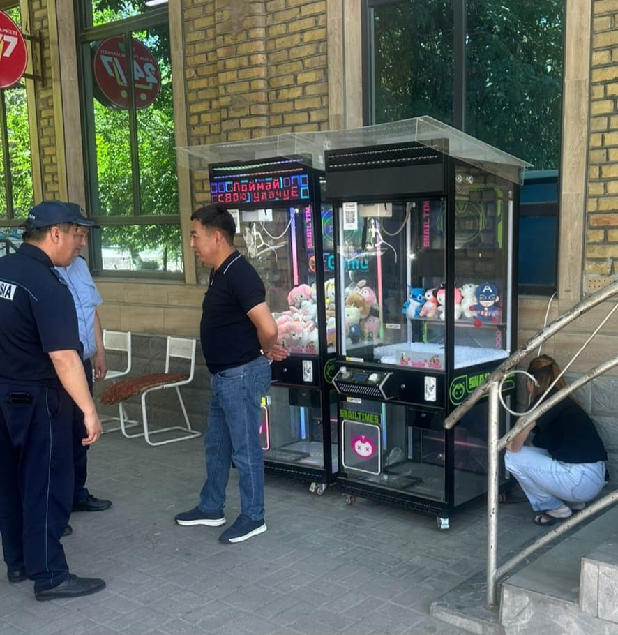 ӘЛ-ФАРАБИ АУДАНЫНДА ЗАҢСЫЗ ОРНАТЫЛҒАН ОЙЫН АВТОМАТТАРЫ АЛЫНЫП ЖАТЫР