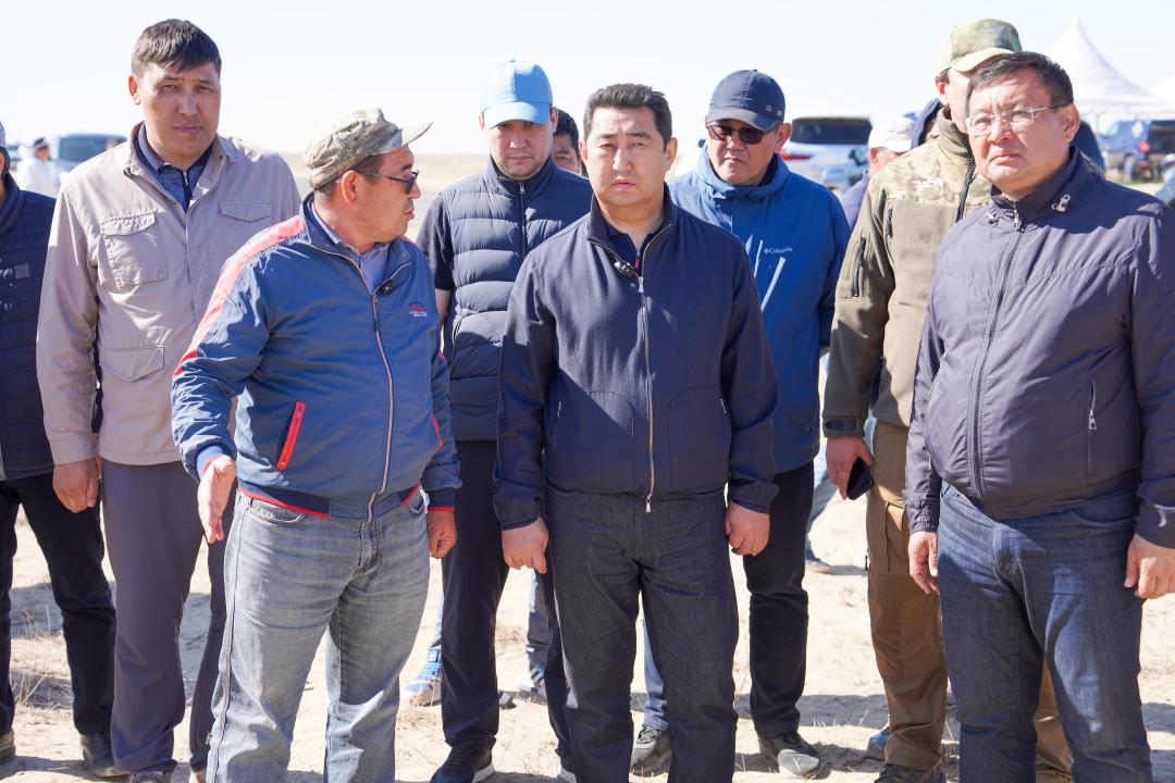Айдарбек Сапаров Қызылорда облысындағы шегірткеге қарсы өңдеу жұмыстарының барысымен танысты