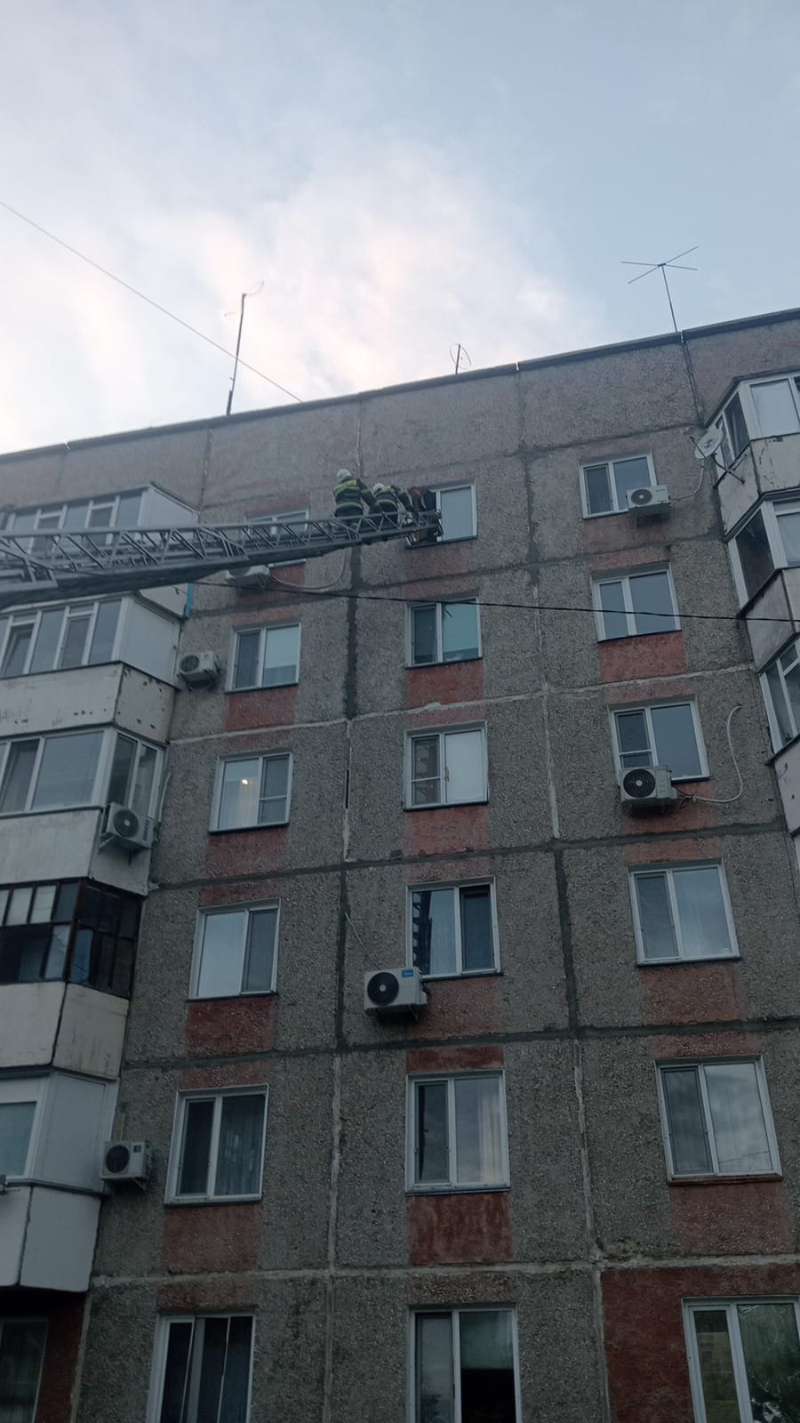 Огнеборцы спасли мужчину, пытавшегося спрыгнуть с окна