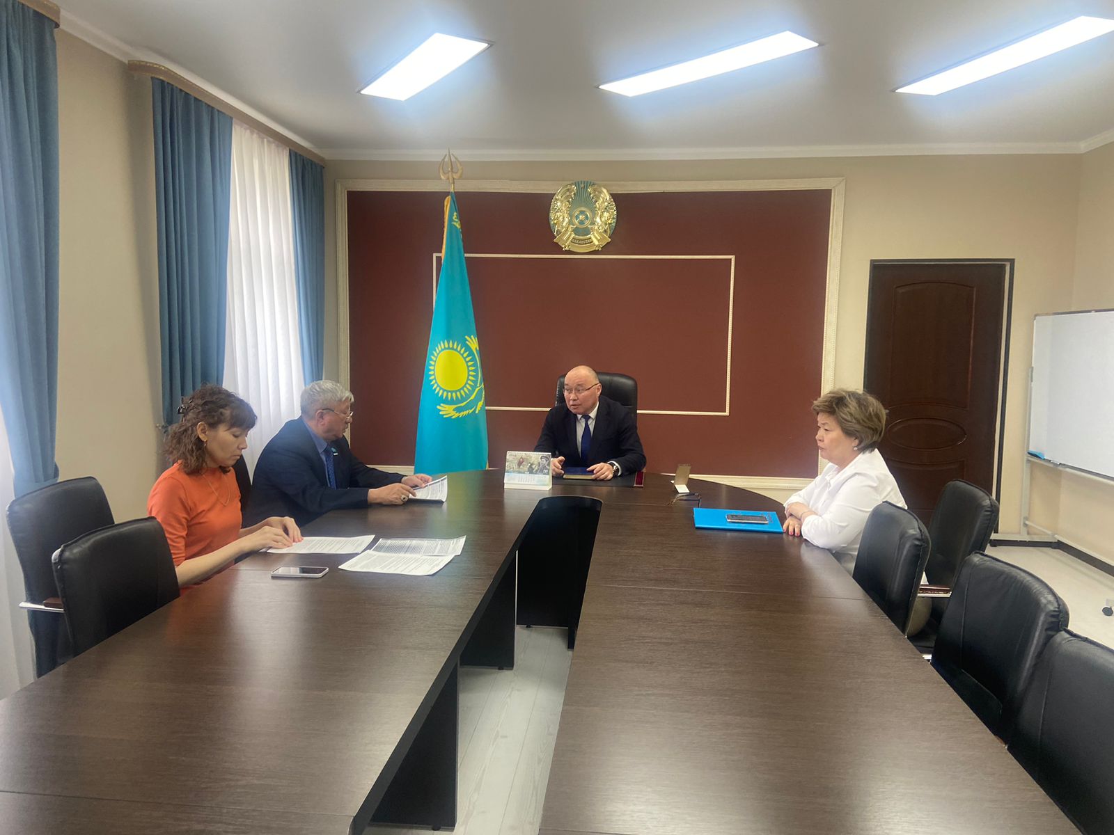 Босқын мәртебесін беру туралы өтінішті қарау жөніндегі комиссияның отырысы