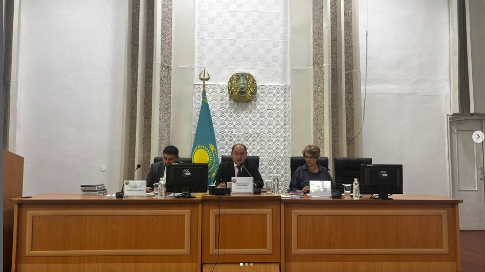 Алтай ауданының әкімі Р. Курмамбаев аудан әкімдігінің кезекті отырысын өткізді.