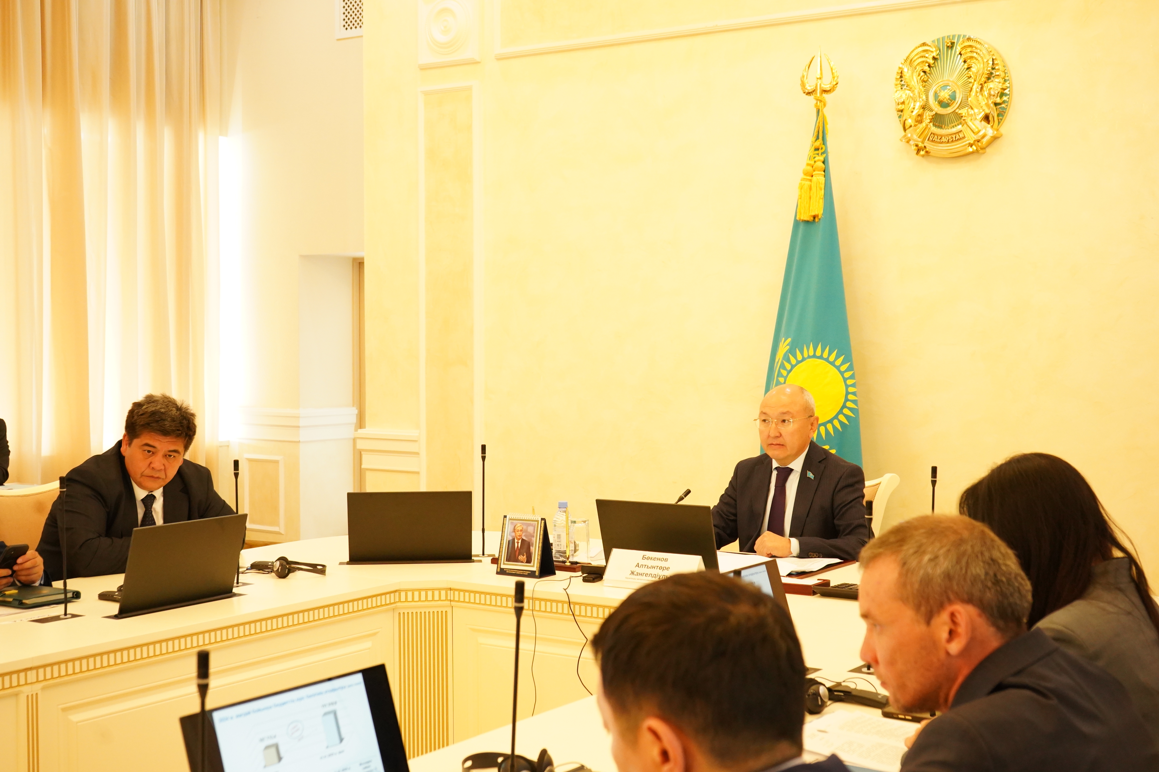 А.Ж Бөкеновтың төрағалығымен Қарағанды қалалық мәслихатының VIII шақырылымының кезекті XXXVII сессиясы өтті