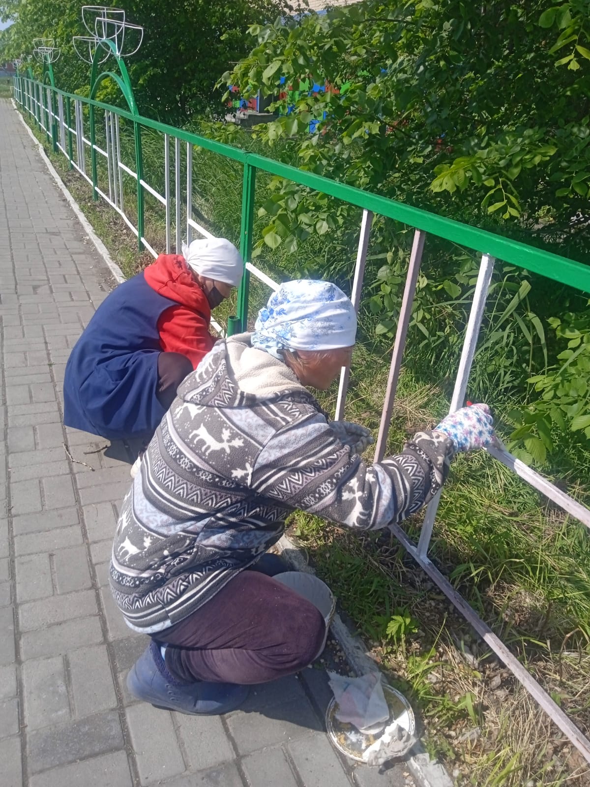 Покраска железной изгороди в с.Узунколь по ул.Абая.