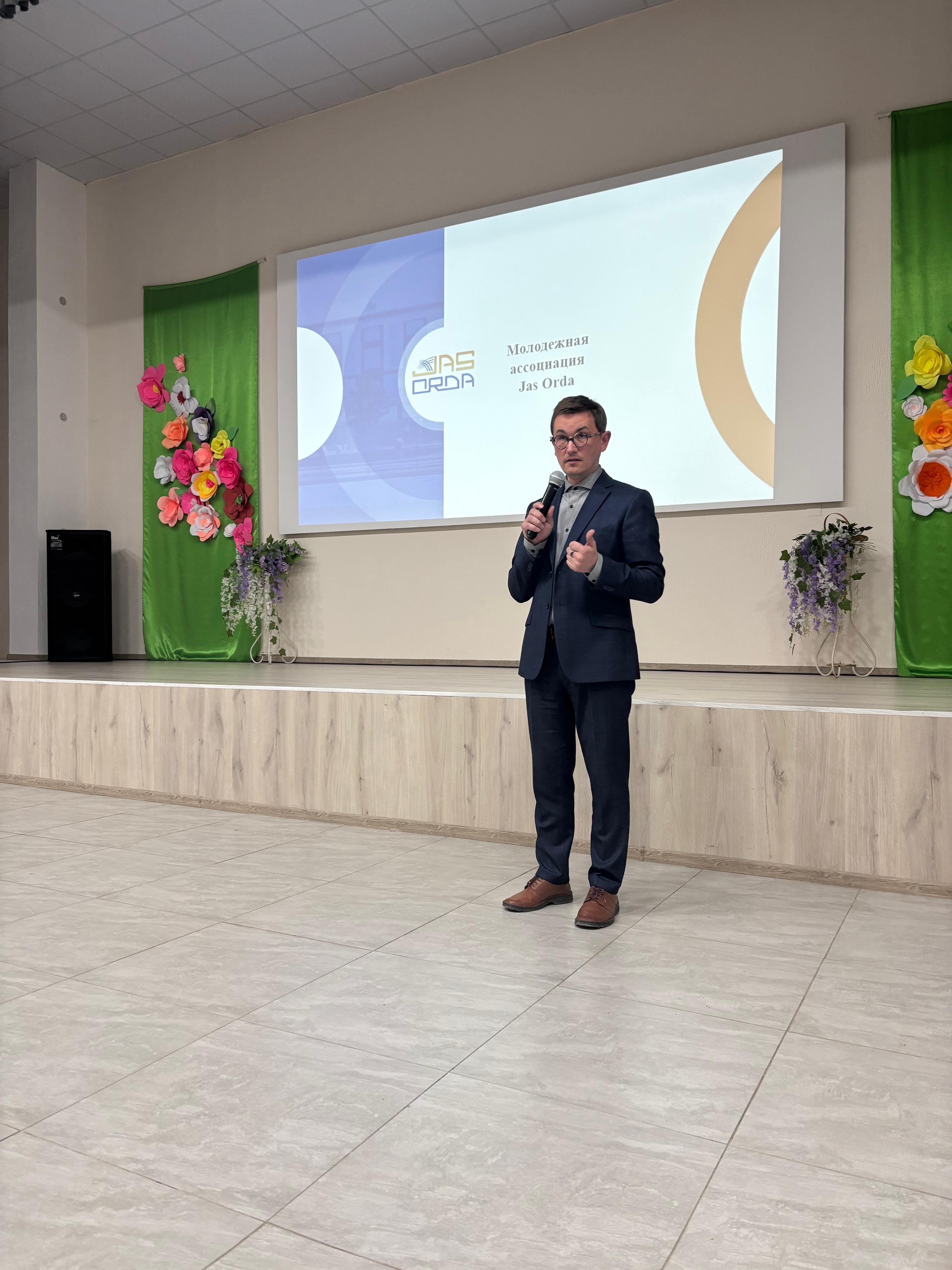 Шахтинск қаласының білім беру бөлімінің басшысы Н.Онсович Шахтинск қаласының білім беру ұйымдарының 11- сынып түлектерімен кездесуі өтті.