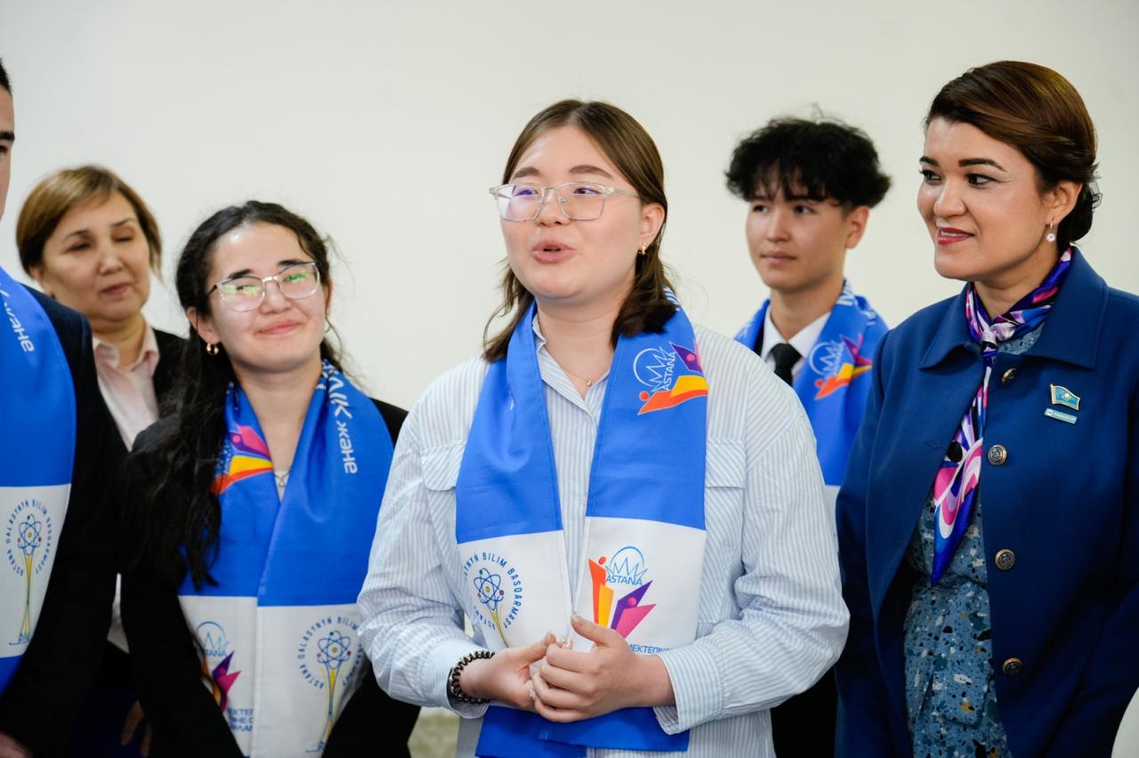 Астанада мәслихат депутаттары белсенді оқушылармен бірге жасөспірімдерге арналған қауіпсіз кеңістіктер мен инфрақұрылымды дамыту мәселесін талқылады