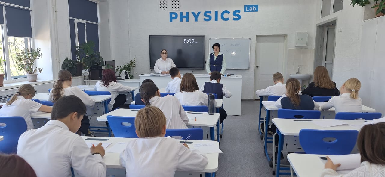 27 мамырда мектеп директорларының оқушылармен кездесулері және түрлі байқаулар мен олимпиадаларға қатысқаны үшін мадақтамалар, сертификаттар тапсырумен салтанатты жиындар өтті.