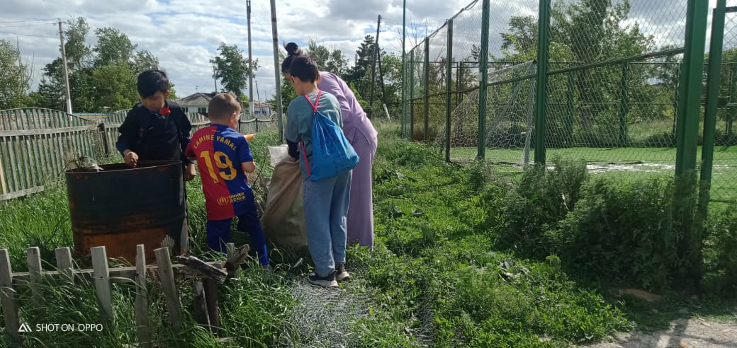 "Таза Қазақстан" республикалық экологиялық акциясы аясында Мәдени ұйымдастырушы, кітапханашы және "Смайлик" балалар клубының (Алшан ауылы) қатысушылары футбол алаңының аумағында тазалық жұмыстарын жүргізді.