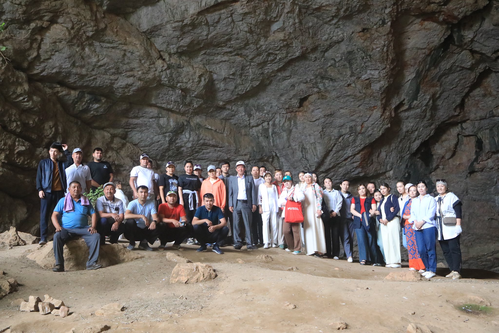 «ТАЗА ҚАЗАҚСТАН»: «АҚМЕШІТ» ҮҢГІРІНДЕ МӘДЕНИЕТ ҚЫЗМЕТКЕРЛЕРІ ТАЗАЛЫҚ ШАРАСЫН ӨТКІЗДІ