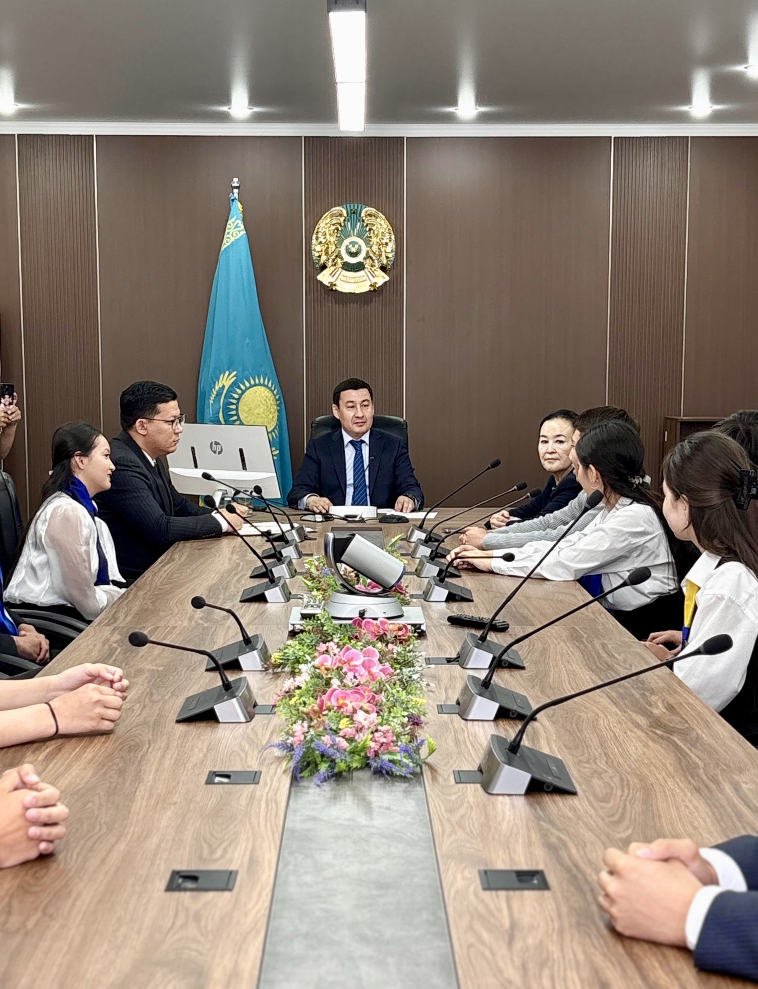 Әбілқайыр Байпақов мектеп парламентінің көшбасшыларымен кездесті