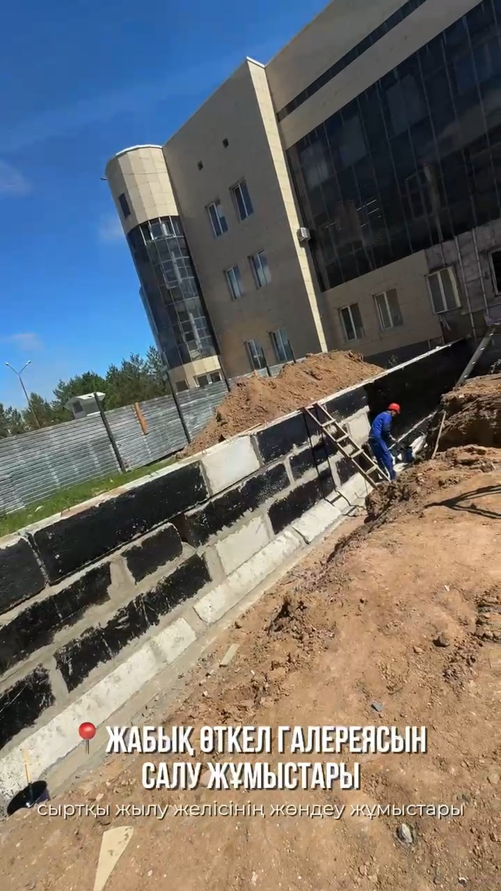 Ақсу қалалық емханасының жабық галереясының құрылыс барысын тексеру