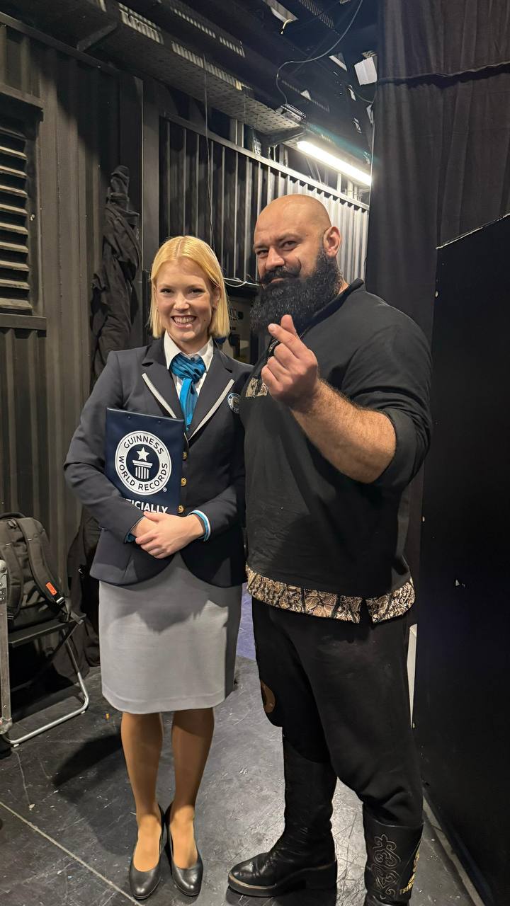Казахстанский силач установил три мировых рекорда Guinness World Records в Милане