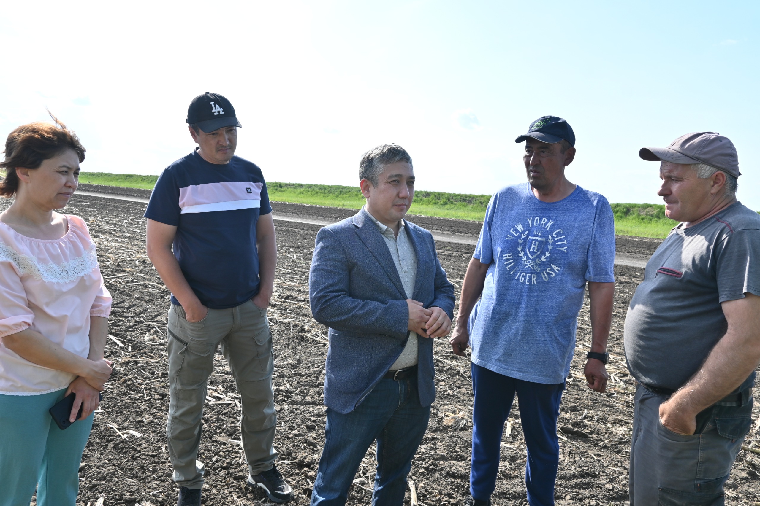 Сандықтау ауданының әкімі "Байдалы 2" АШК ЖШС егіс науқанының барысымен танысты