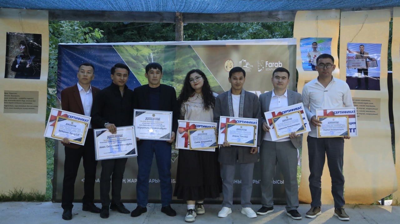 ТҮРКІСТАН: ПОЭЗИЯ КЕШІНДЕ ОБЛЫСТЫҚ МҮШӘЙРА ЖЕҢІМПАЗДАРЫ МАРАПАТТАЛДЫ