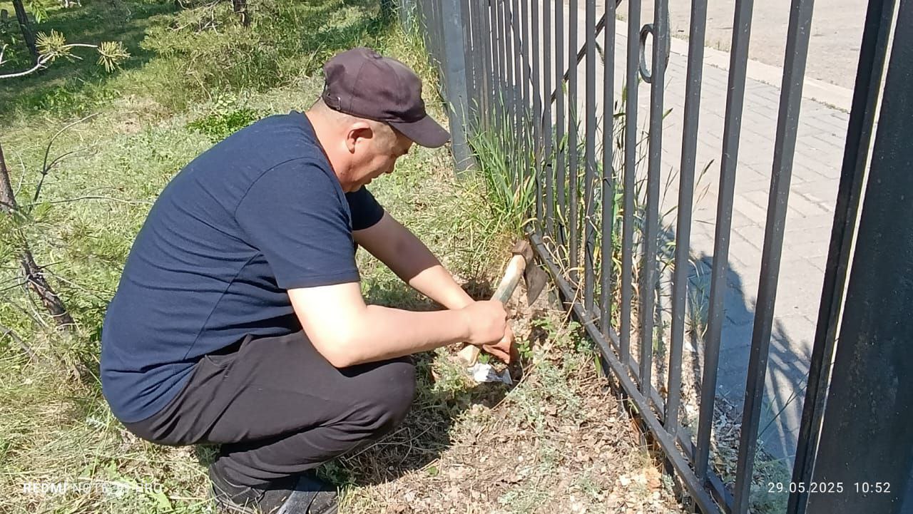Бүгін Жарқайың аудандық мәслихат аппаратының ұжымы "Таза бейсенбі" акциясы аясында Державин қаласының орталық саябағындағы бекітілген учаскеде қоқыстан тазалау жұмыстарын жүргізді.
