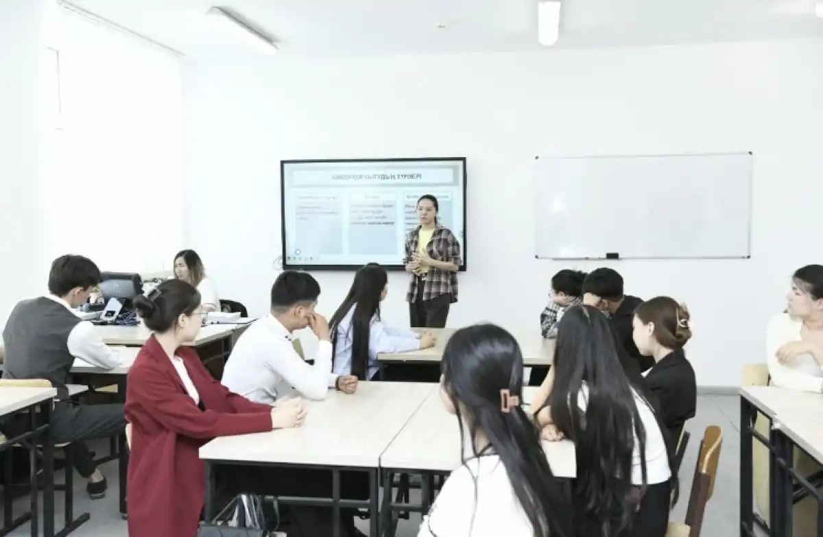 Алаяқтар, әлеуметтік желі және цифрлық гигиена: Астанадағы колледжде интернеттегі қауіпсіздік туралы айтты