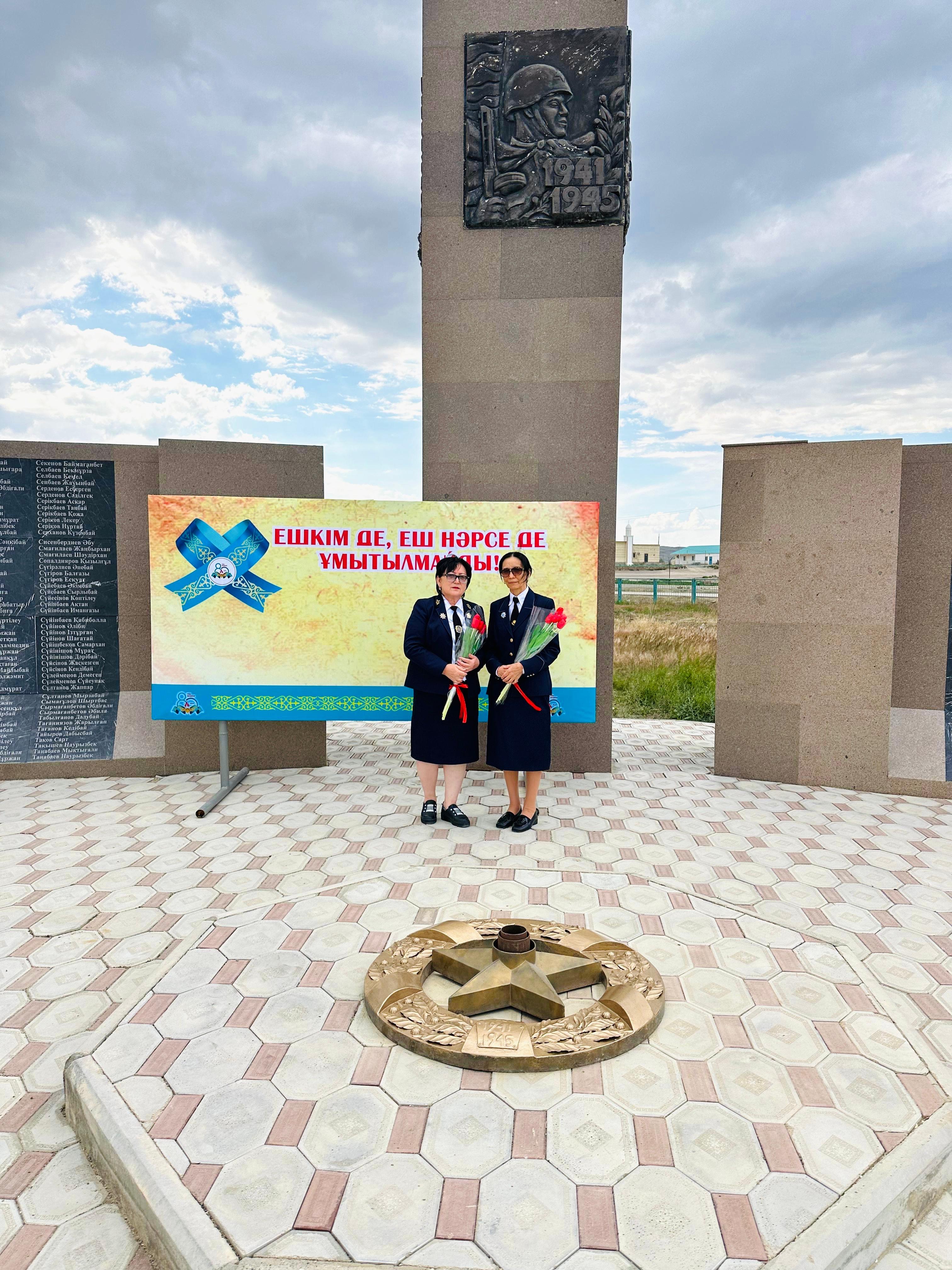 «Мәңгілік алау» ескерткішіне гүл шоқтарын қойды.
