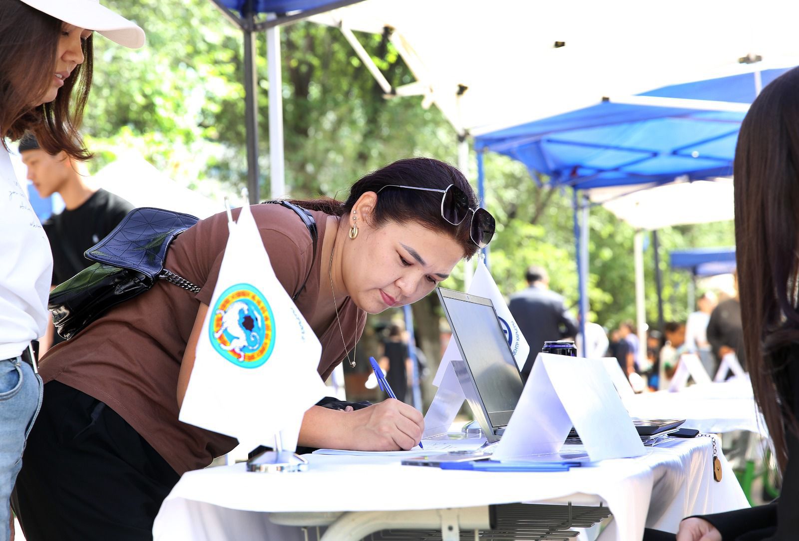 Career Day: Алматыда бос жұмыс орындары жәрмеңкесі қалай өтуде