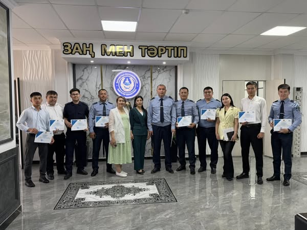 Мемлекеттік тілдің мәртебесін көтеруге ат салысқан полицейлерге сертификат табысталды