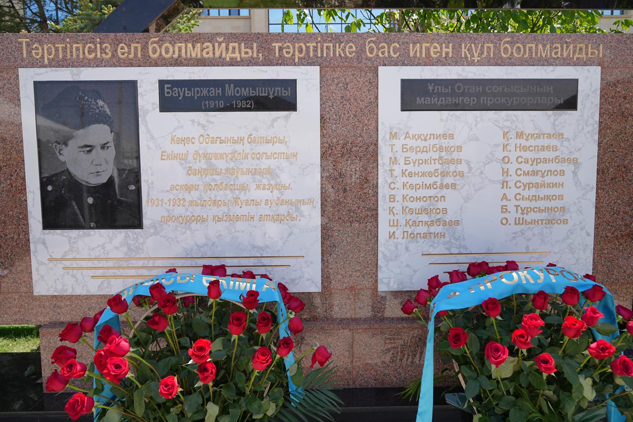 Прокурорлар майдан шебінде