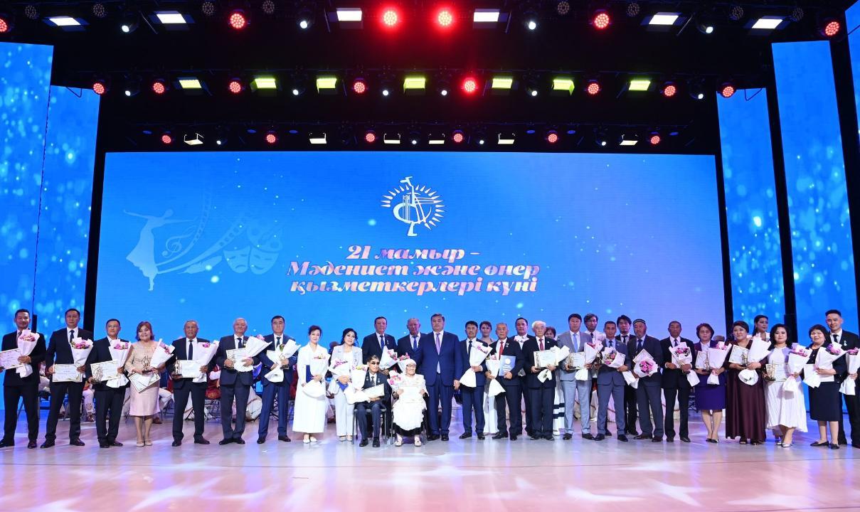 Мәдениет саласының қызметкерлері марапат төрінен көрінді