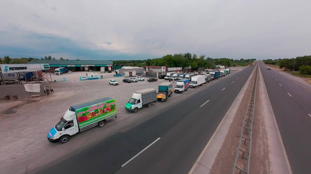 ТҮРКІСТАННАН АҚМОЛАҒА: ЖӘРМЕҢКЕГЕ 200 ТОННАДАН АСТАМ ӨНІМ ТИЕЛГЕН КЕРУЕН ЖОЛҒА ШЫҚТЫ