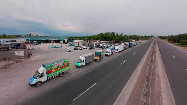 ТҮРКІСТАННАН АҚМОЛАҒА: ЖӘРМЕҢКЕГЕ 200 ТОННАДАН АСТАМ ӨНІМ ТИЕЛГЕН КЕРУЕН ЖОЛҒА ШЫҚТЫ