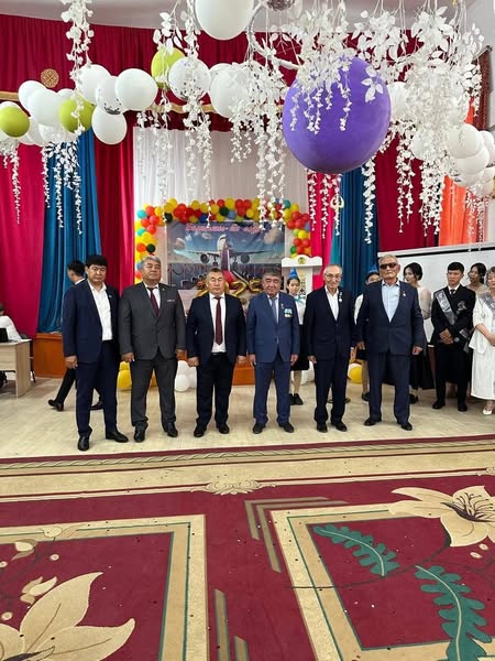 ДЕПУТАТ АРДАГЕР ҰСТАЗДАРҒА ҚҰРМЕТ КӨРСЕТТІ