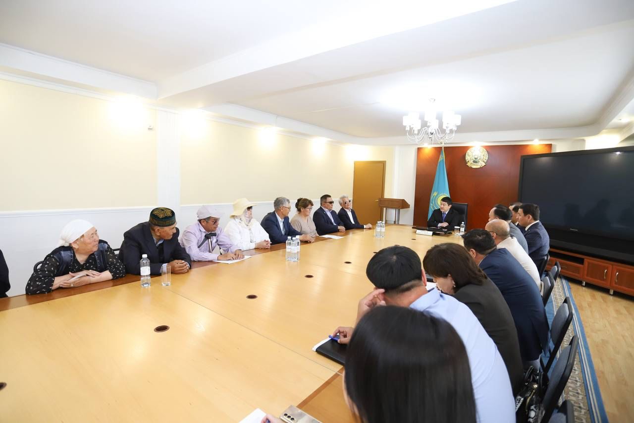 Нұрдәулет Қилыбай көзі нашар көретін және зағип жандармен жүздесті