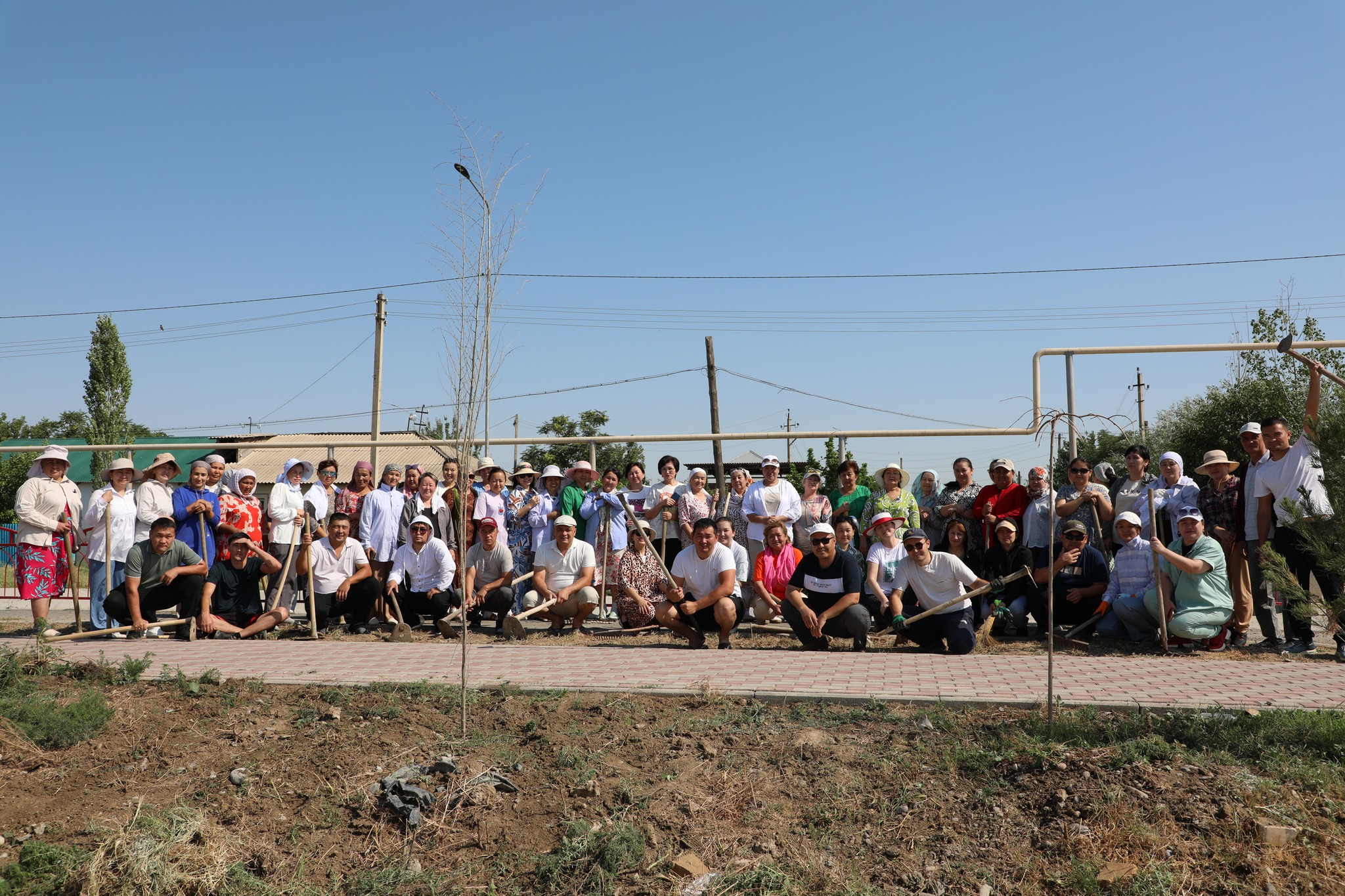 «ТАЗА ҚАЗАҚСТАН» АКЦИЯСЫ АЯСЫНДА МАҚТААРАЛДА СУ АРНАЛАРЫНЫҢ БОЙЫ ТАЗАРТЫЛДЫ