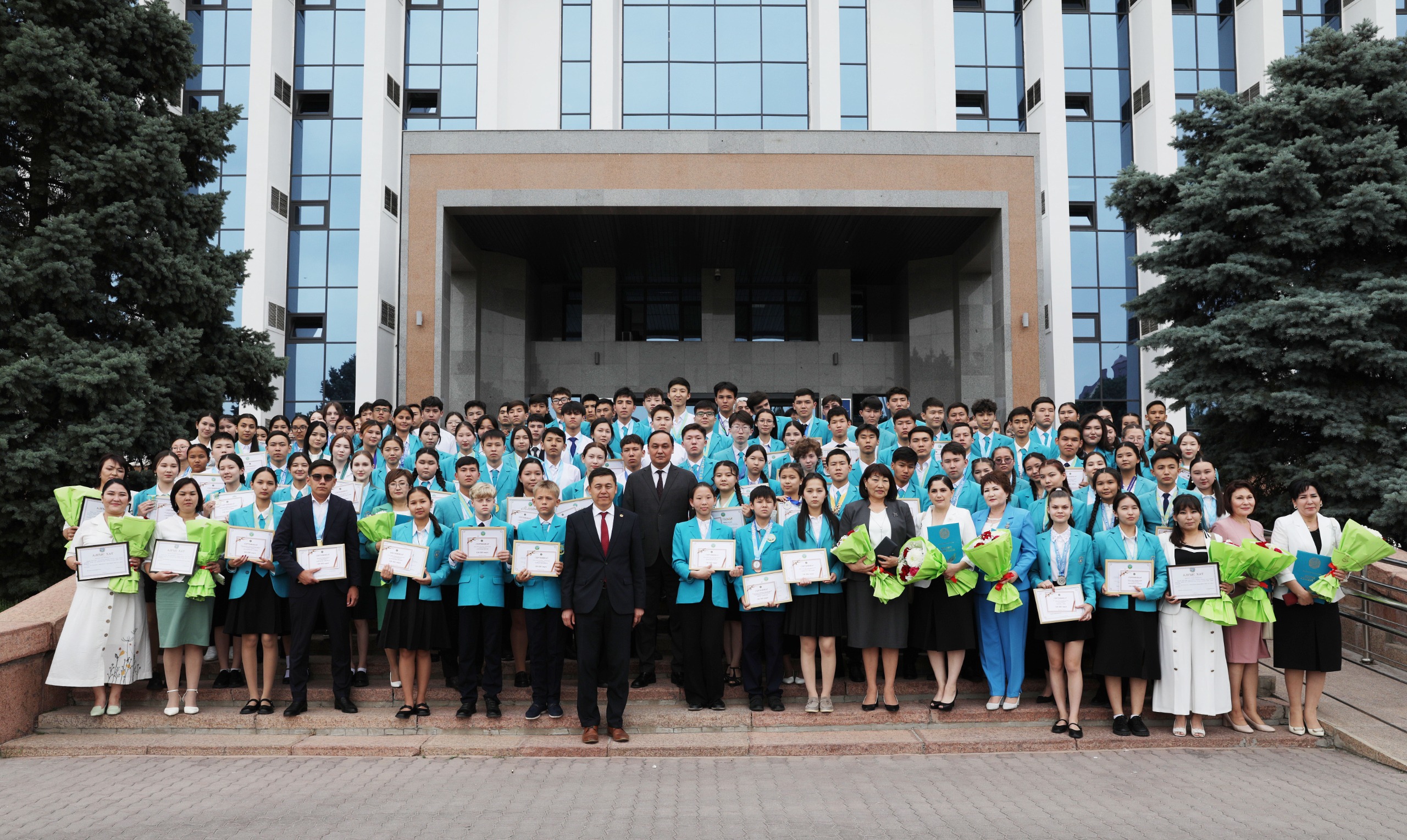 Ербол Қарашөкеев дарынды оқушылармен кездесті